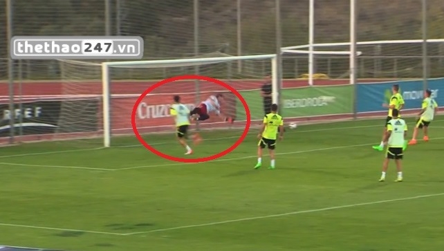 VIDEO: Casillas trổ tài bay người cứu thua trong buổi tập của tuyển TBN