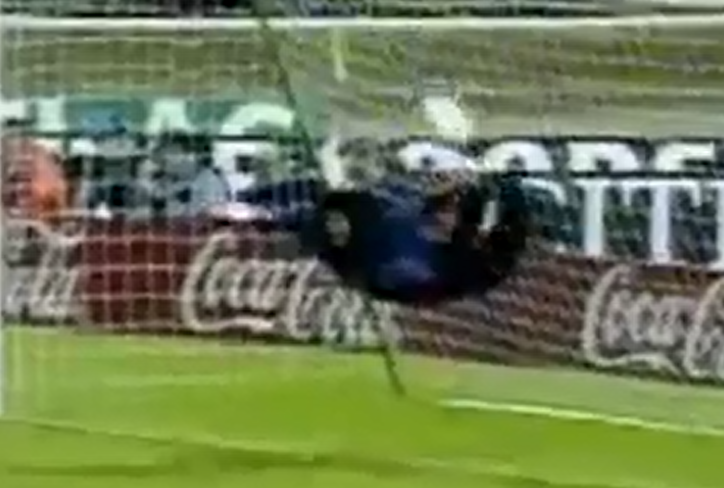 VIDEO: Thủ thành Rene Higuita tái hiện màn phá bóng kiểu bọ cạp ở tuổi 49