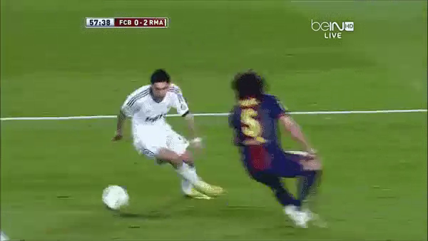 VIDEO: Tình huống Di Maria biến Carles Puyol thành gã hề