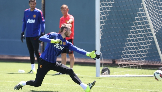 VIDEO: De Gea sẵn sàng bắt chính với pha bay người ấn tượng trên sân tập MU