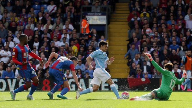 VIDEO: Sao Man City tái hiện pha bỏ lỡ kinh điển của Torres