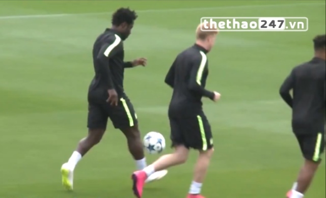VIDEO: Màn tâng bóng khó tin của sao Man City