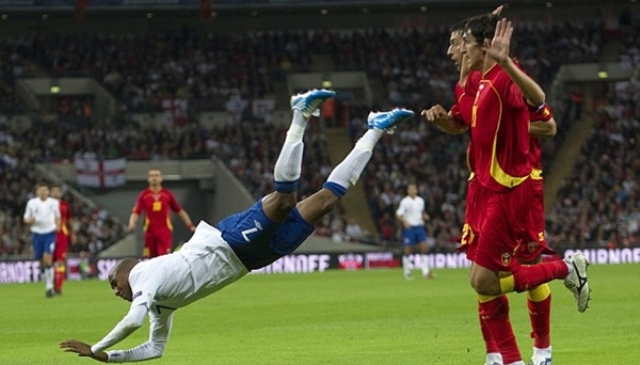 VIDEO: Những tình huống 'ăn vạ' khôi hài trong lịch sử bóng đá