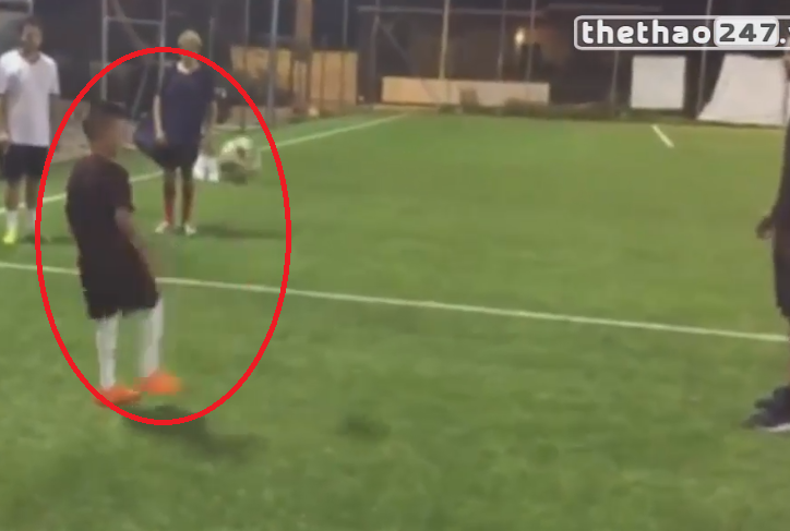 VIDEO: Thần đồng 9 tuổi của Roma thể hiện kỹ thuật khiến Ashley Cole phải kinh ngạc