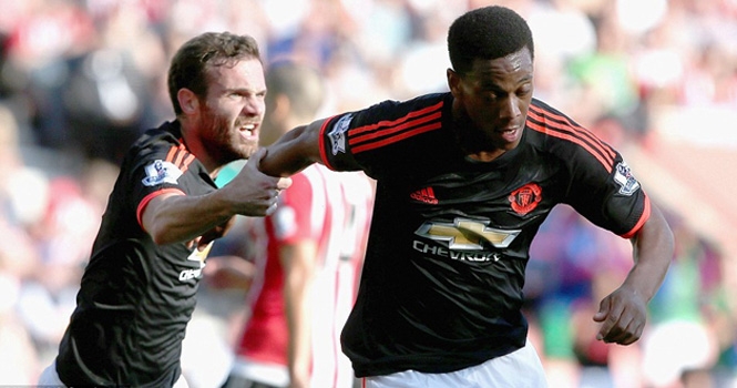 HLV Van Gaal chê người hùng Martial 'dốt' tiếng Anh