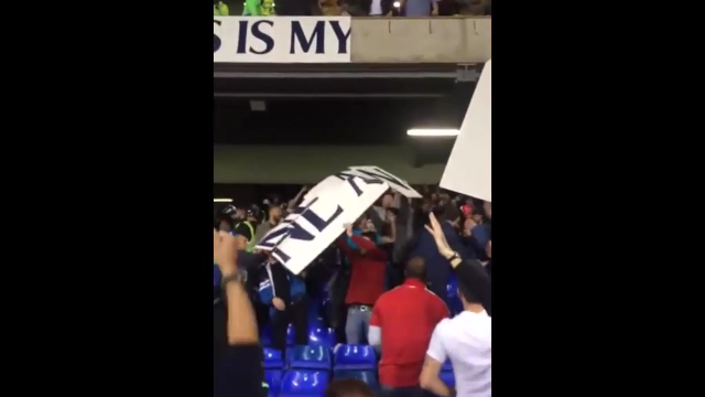 VIDEO: Cổ động viên Arsenal đập phá, làm loạn trên sân White Hart Lane