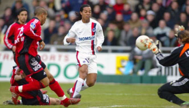 VIDEO: Bàn thắng kinh điển của Ronaldinho khi mới đến châu Âu