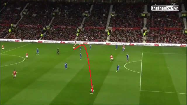 VIDEO: Pha khống chế bóng như dính nam châm của Juan Mata