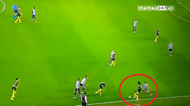 VIDEO: Balotelli bị HLV 'đá đít' vì ham phô diễn kỹ thuật