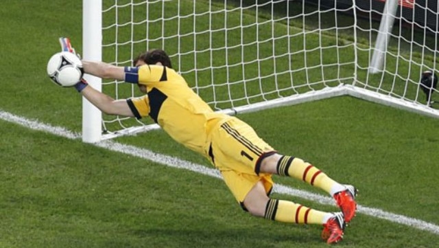VIDEO: Casillas cứu thua xuất thần khiến HLV Mourinho 'đứng hình'