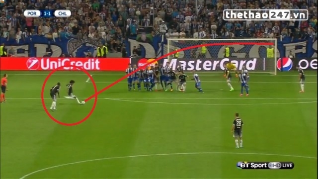VIDEO: Cú sút phạt thần sầu của Willian khiến Casillas chôn chân