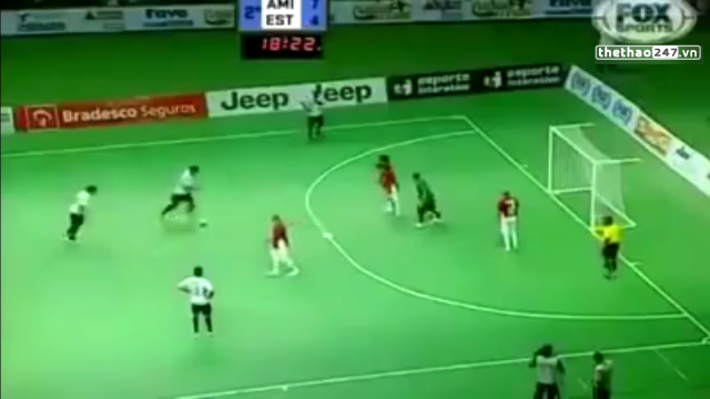 VIDEO: Sững sờ với pha dàn xếp đá phạt không tưởng trên sân futsal