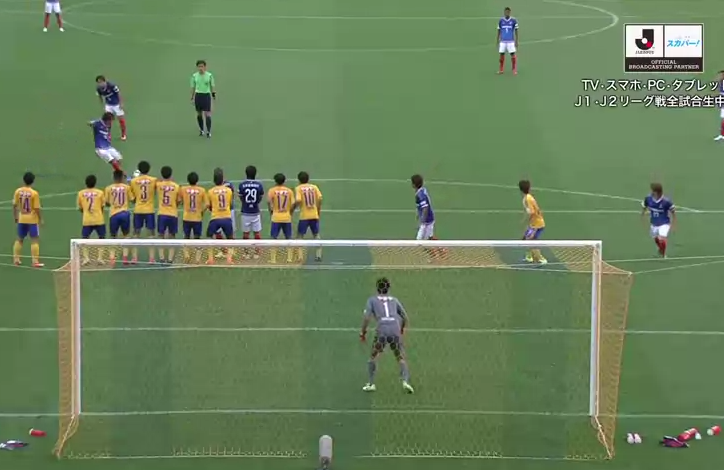 VIDEO: Nakamura sút phạt đẳng cấp ở tuổi 37