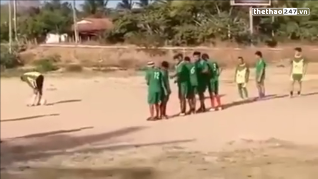 VIDEO: Cú đá phạt đẳng cấp chưa từng thấy của cầu thủ châu Phi