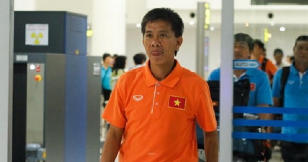 HLV U19 Việt Nam lên đường thi tốt nghiệp