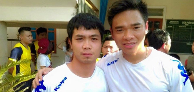 Hàng nghìn người kéo đến xem Công Phượng đá bóng ở làng