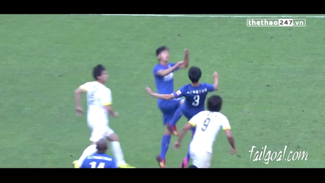 VIDEO: Kinh hoàng cầu thủ đá kungfu vào mặt đồng đội ở giải VĐQG Trung Quốc