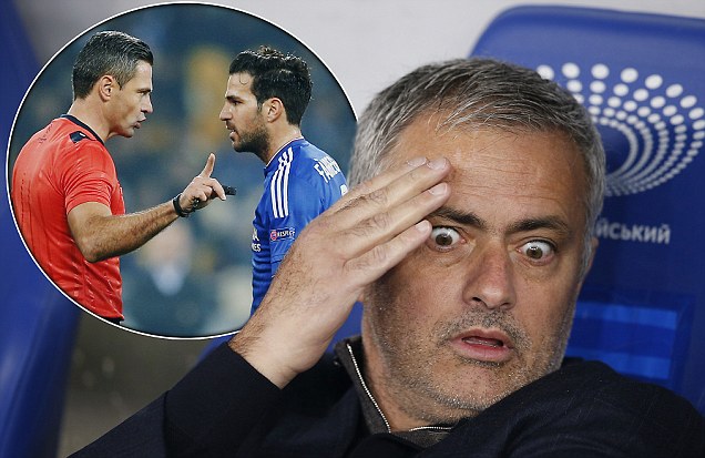 VIDEO: Tình huống mất pen khiến HLV Mourinho tức điên ở trận hòa Dynamo Kiev