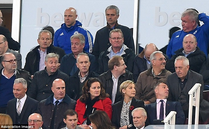 Bí ẩn việc HLV Mourinho bị đuổi lên khán đài