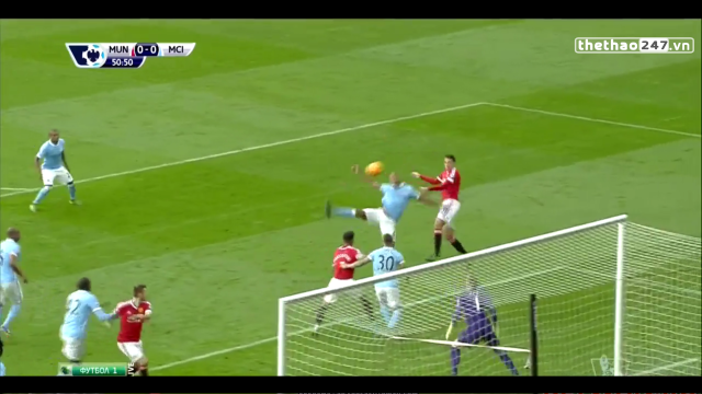 VIDEO: Cú đánh đầu chệch cột dọc trong gang tấc của Smalling