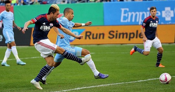 Lee Nguyễn chiến thắng trong trận đối đầu với Lampard, Pirlo