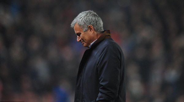 VIDEO: Cận cảnh pha sút trượt pen có thể đá bay chiếc ghế của HLV Mourinho