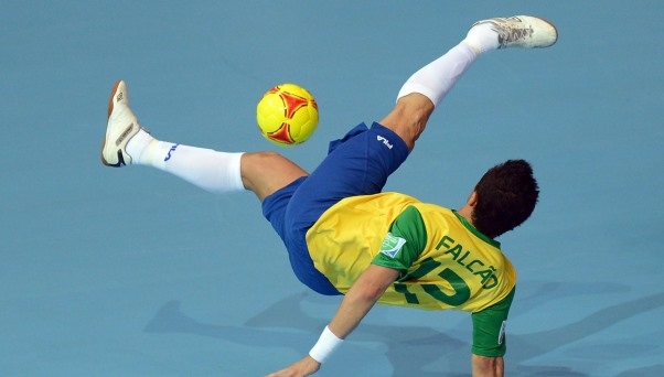 VIDEO: Pha ngả bàn đèn từ góc sút khó tin trên sân futsal