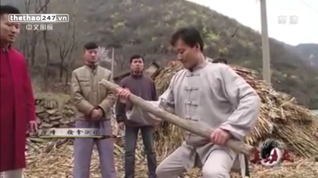 Video võ thuật: Võ sư Thái cực quyền vận công bẻ gãy thanh củi lớn