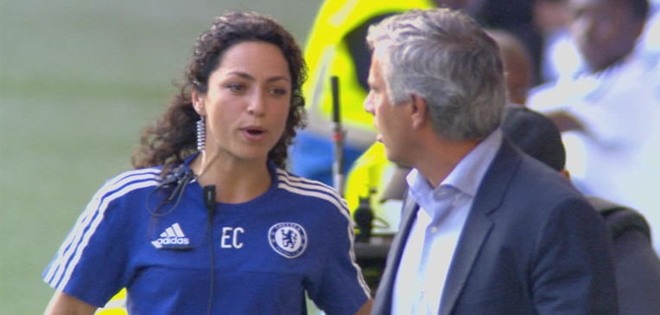 HLV Mourinho bị kiện giữa lúc 'nước sôi lửa bỏng'