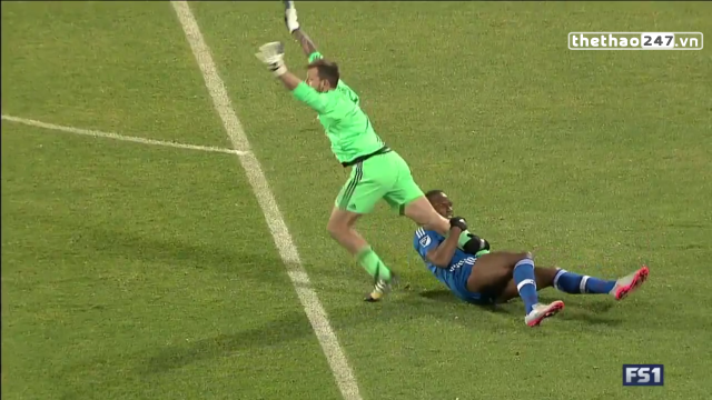 VIDEO: Drogba 'tấu hài' với hành động ôm chân thủ môn đối phương ở MLS