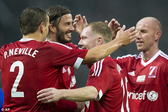 VIDEO: Bàn mở tỷ số của Paul Scholes vào lưới đội Ngôi sao quốc tế