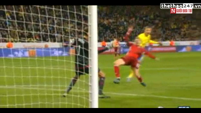 VIDEO: Pha bỏ lỡ khó tin của Bendtner ở trận thua trước Thụy Điển