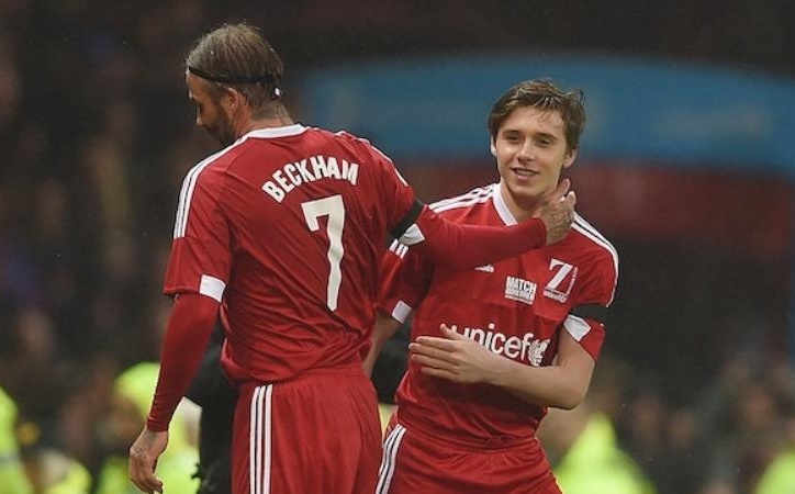 VIDEO: Màn trình diễn của Brooklyn Beckham khi vào sân thay cha