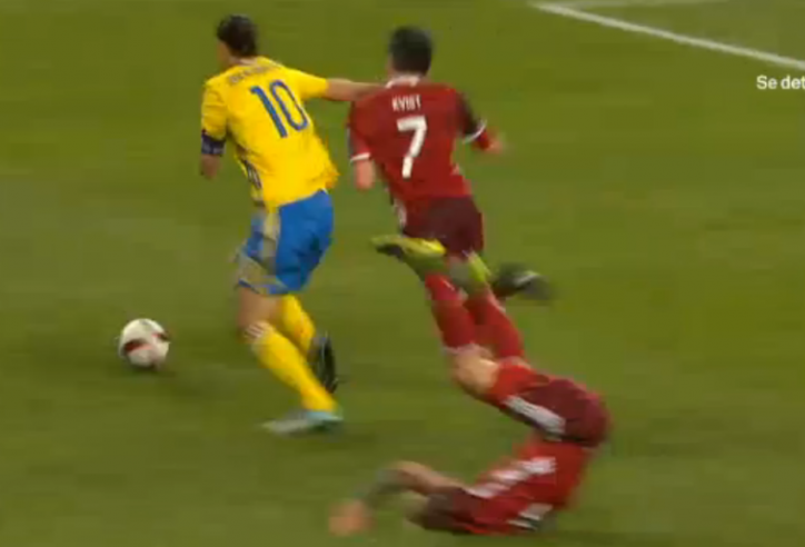 VIDEO: Ibrahimovic lại 'cậy sức' chơi bóng thô bạo với đối phương