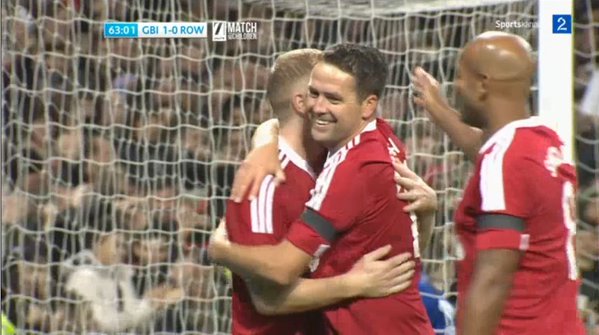VIDEO: Bộ 3 Owen, Scholes, Beckham phối hợp ghi bàn tuyệt đẹp trước FC Zidane