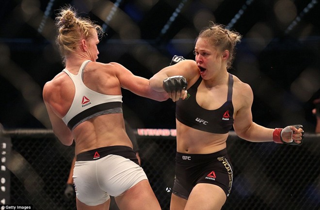 VIDEO: Nữ hoàng UFC Rousey thua sốc ở trận tranh đai hạng gà