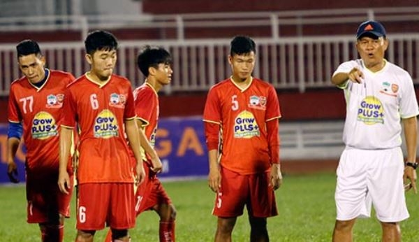 VIDEO: Buổi tập làm quen sân Thống Nhất của U21 HAGL