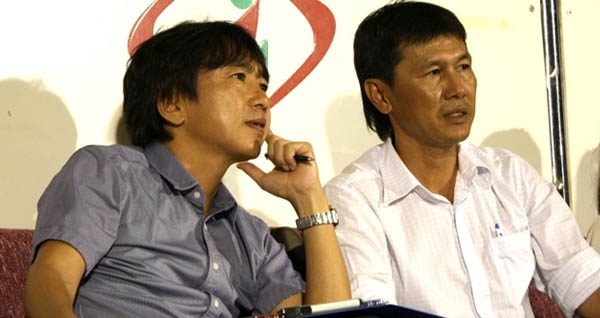 HLV Miura trầm tư xem U21 HAGL thi đấu