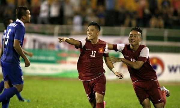 VIDEO: Lâm Ti Phông vô lê đẹp mắt tái lập thế dẫn bàn cho U21 Việt Nam