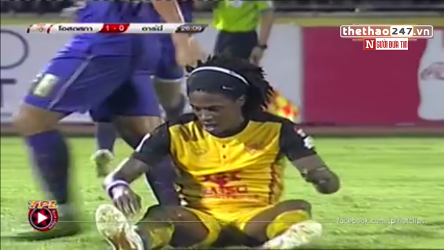 VIDEO: Cầu thủ da màu bị đối xử bất công lộ liễu ở Thái League