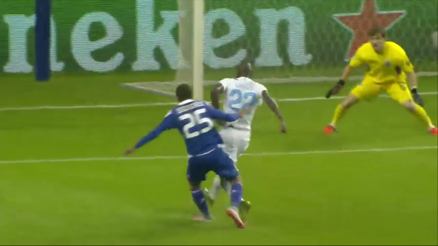 VIDEO: Pha bắt bóng tai hại của Casillas khiến Porto lâm vào thế khó