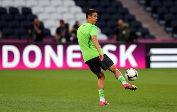 VIDEO: Xem Ronaldo ngẫu hứng trên sân tập Real
