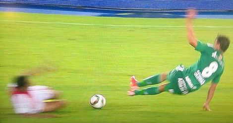 VIDEO: Chiêu xoạc bóng có 1 không 2 trong lịch sử