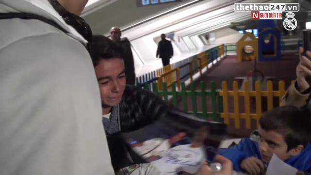 VIDEO: Fan khóc nức nở khi được Ronaldo ký tặng