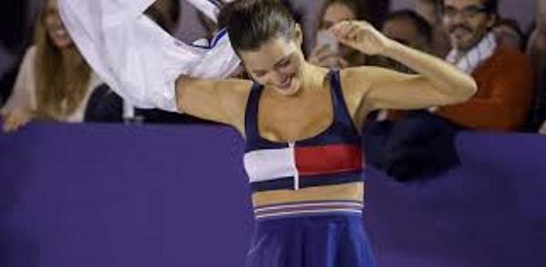 VIDEO: Trận đánh tennis nóng bỏng giữa Nadal và người đẹp