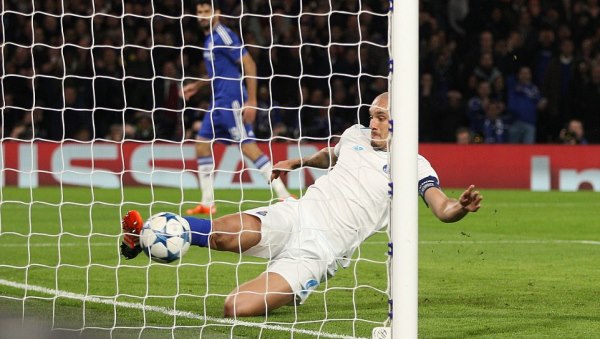 VIDEO: Pha đá đốt lưới nhà khiến Casillas bất lực của hậu vệ Porto