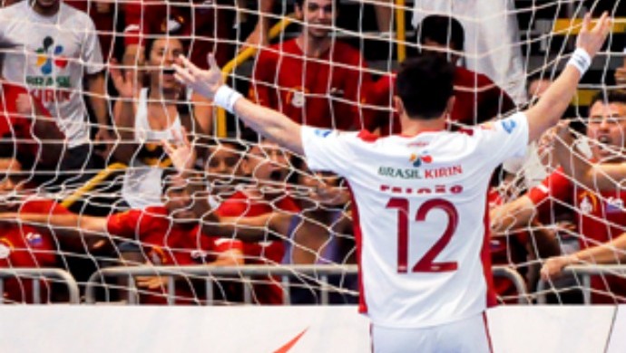 VIDEO: Huyền thoại Falcao lập siêu phẩm đẹp 'ngỡ ngàng' trên sân futsal