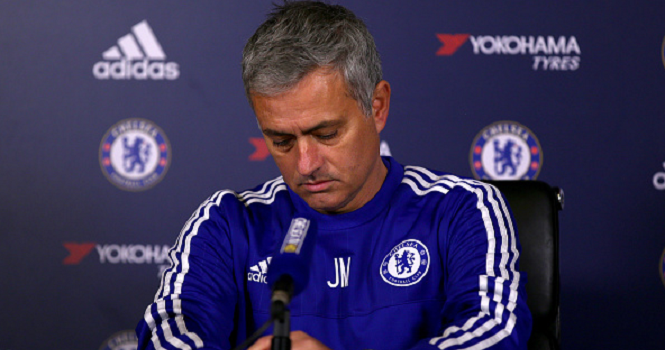 Mourinho bực bội khi bị hỏi về cuộc đua trụ hạng