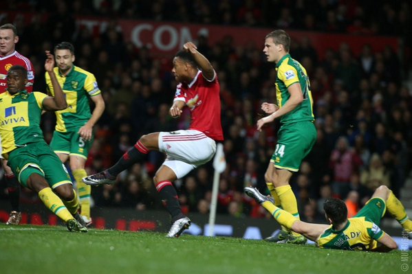 VIDEO: Pha xử lý ghi bàn đẳng cấp của Martial trước Norwich