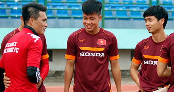 Công Vinh ân cần hỏi thăm sức khỏe của Công Phượng